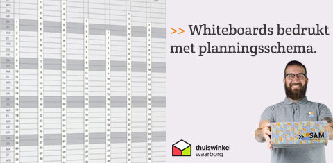 Whiteboards bedrukt met planningsschema.